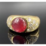 Ladies' ring. 750 yellow gold with diamonds and a red coloured stone cabochon.