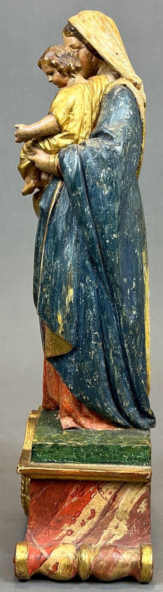 Holzfigur. Jungfrau Maria mit Christuskind. Mitte 18. Jahrhundert. Bayern. - Bild 2 aus 10