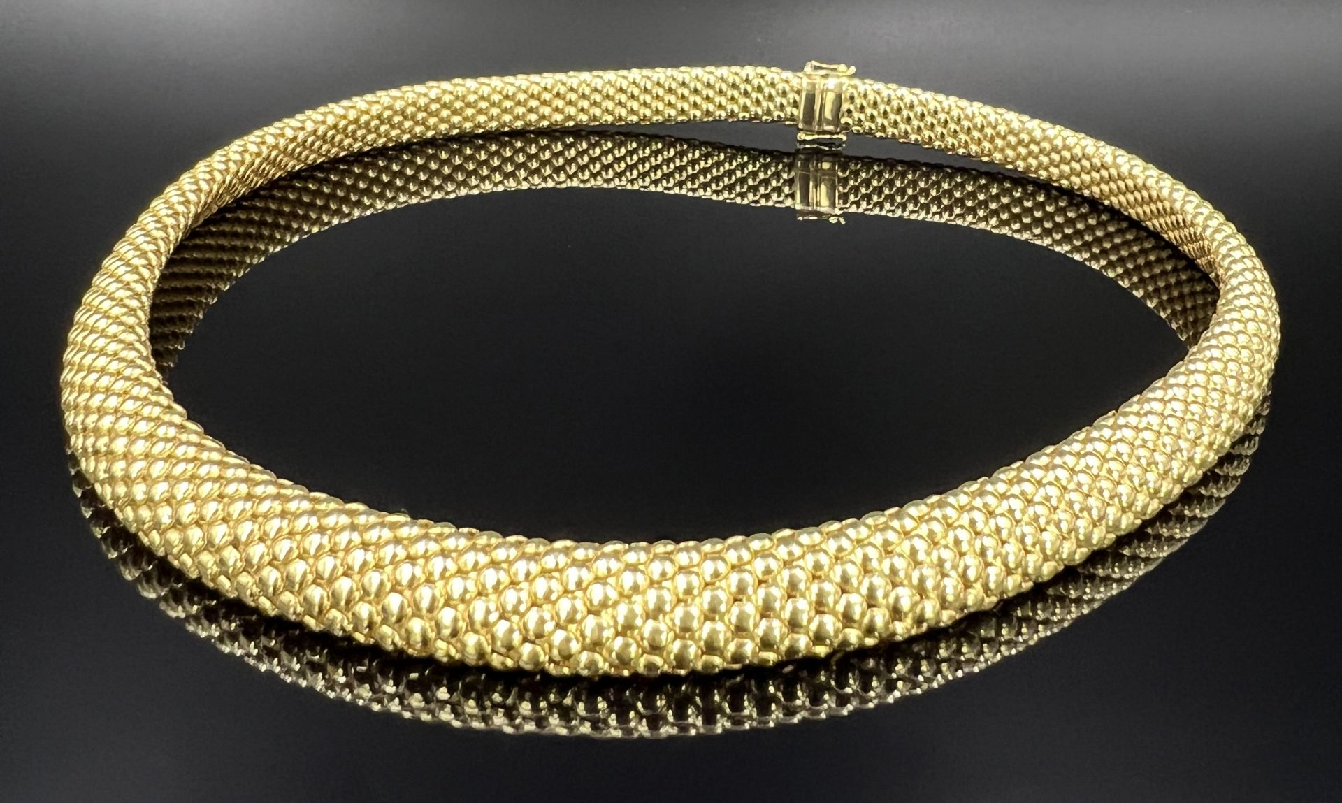 Solid necklace / choker. 750 yellow gold.