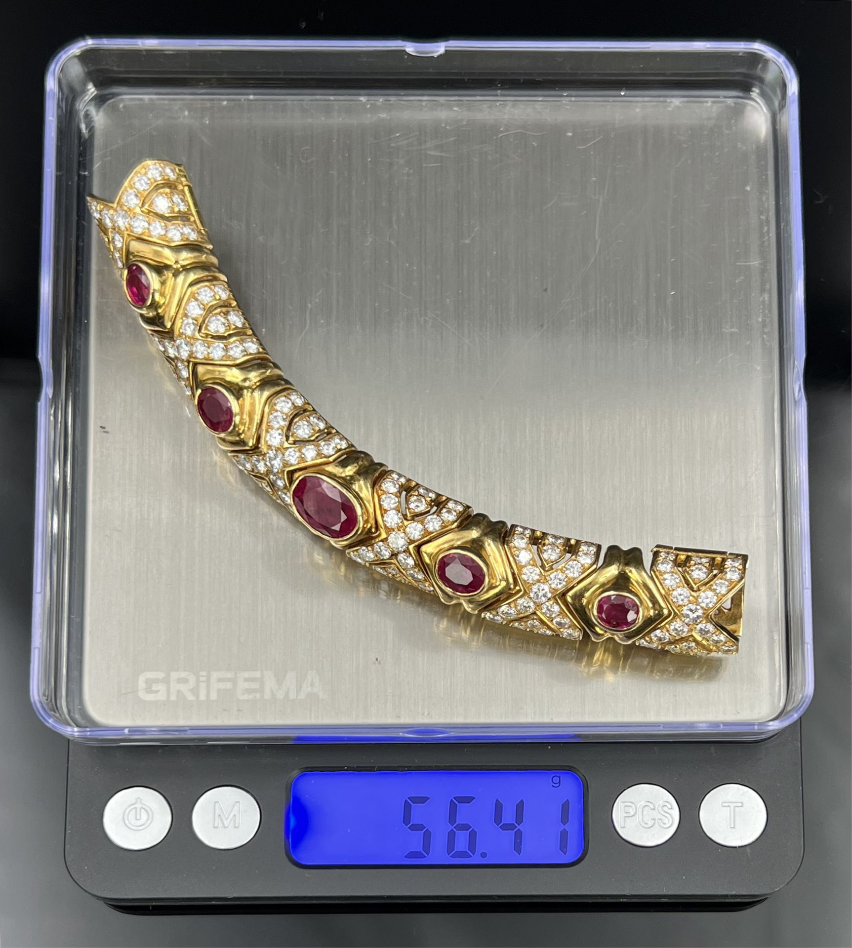 Collier. 750 Gelbgold mit üppigem Diamantbesatz, roten Farbsteinen und einem Flechtband. - Bild 13 aus 13