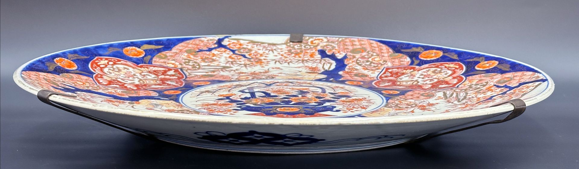 Large antique Imari plate. Japan. Around 1900. - Image 3 of 17