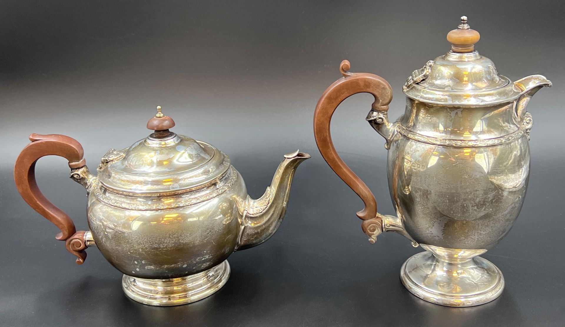 Antique tea and coffee pot. 925 sterling silver. Goldsmiths & Silversmiths Co. London. Circa 1900. - Image 4 of 19
