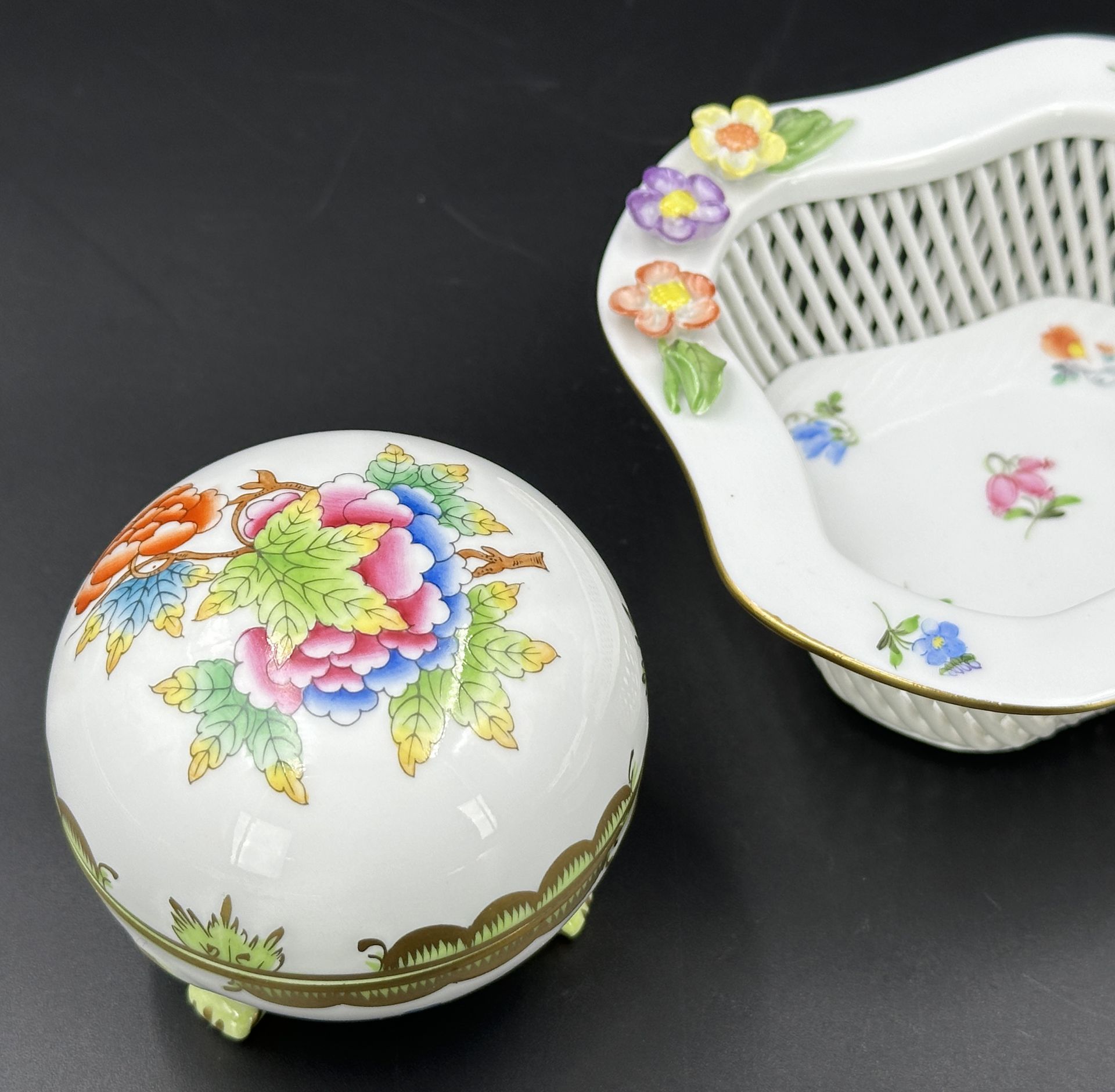 Three small lidded jars and a small bowl. HEREND. - Image 9 of 17