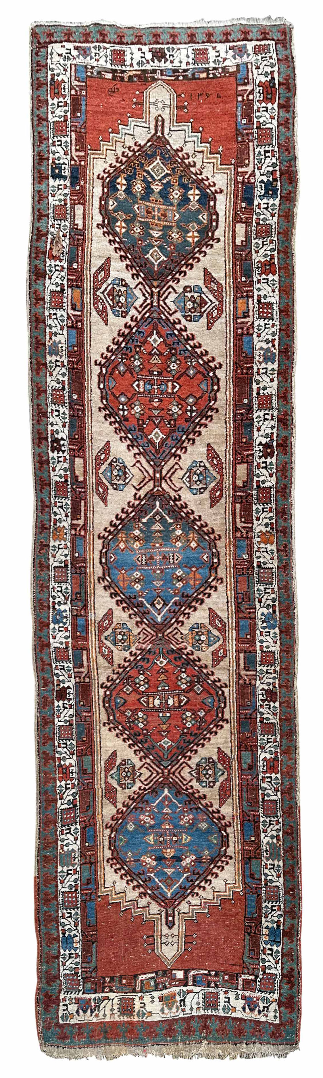 Sarab. oriental carpet. Circa 1900, signed and dated.