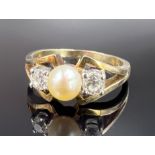 Ladies' ring. 585 yellow gold with two diamonds and a pearl.