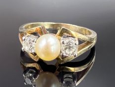 Damenring. 585 Gelbgold mit zwei Diamanten und einer Perle.