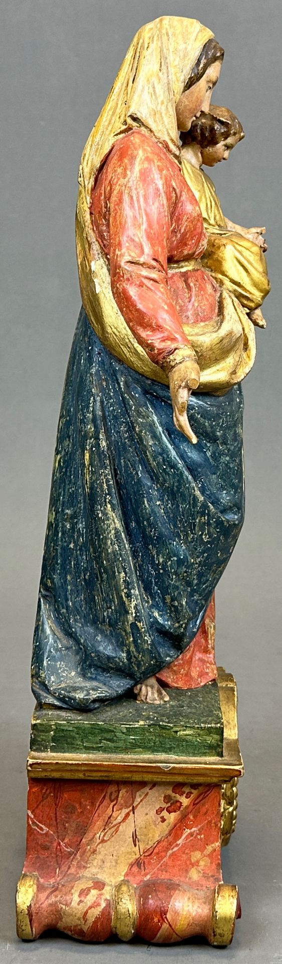 Holzfigur. Jungfrau Maria mit Christuskind. Mitte 18. Jahrhundert. Bayern. - Bild 4 aus 10