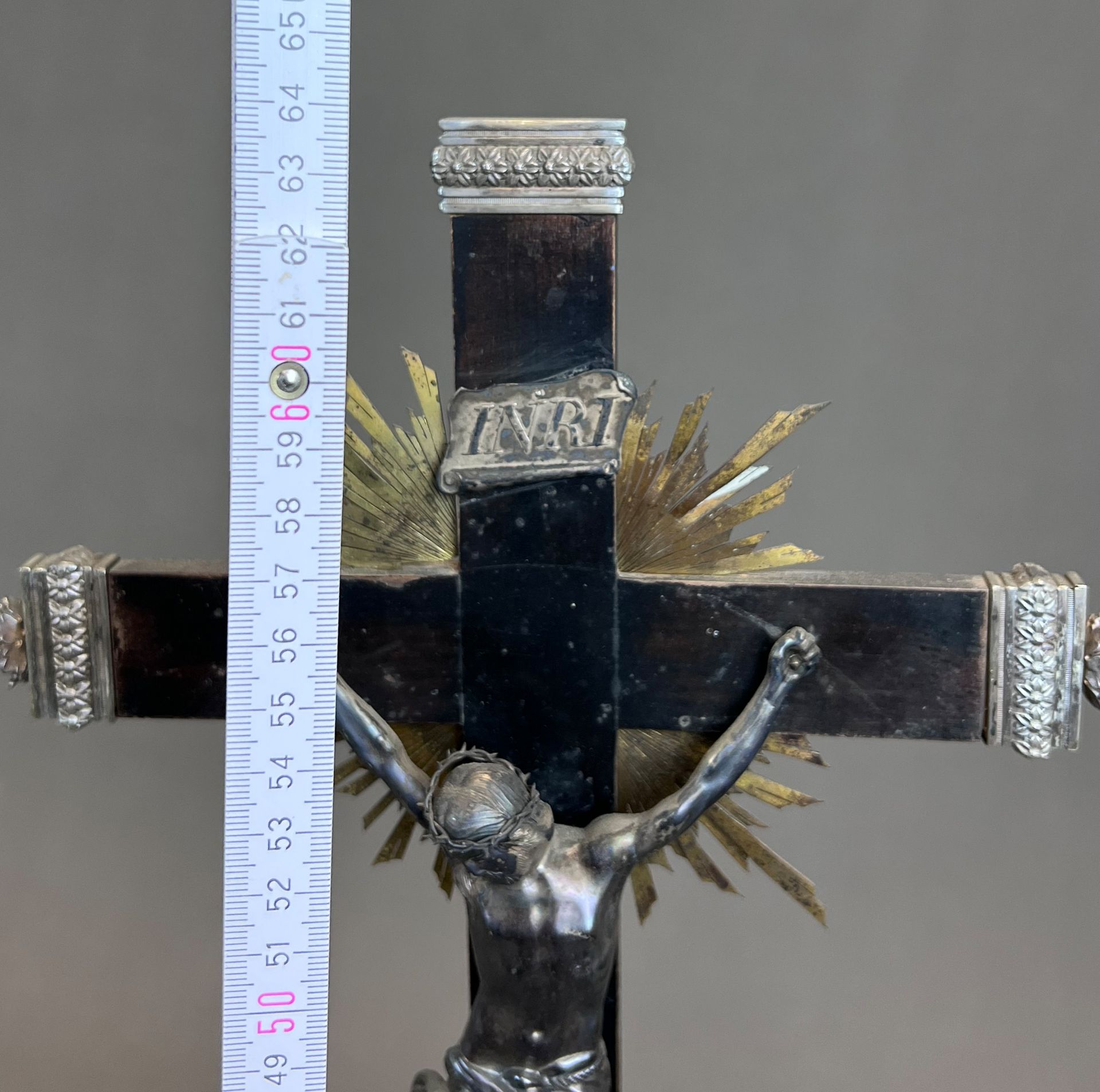 Standkreuz. Altarkreuz mit Metall-Applikationen. 19. Jahrhundert. Deutschland. - Bild 9 aus 9