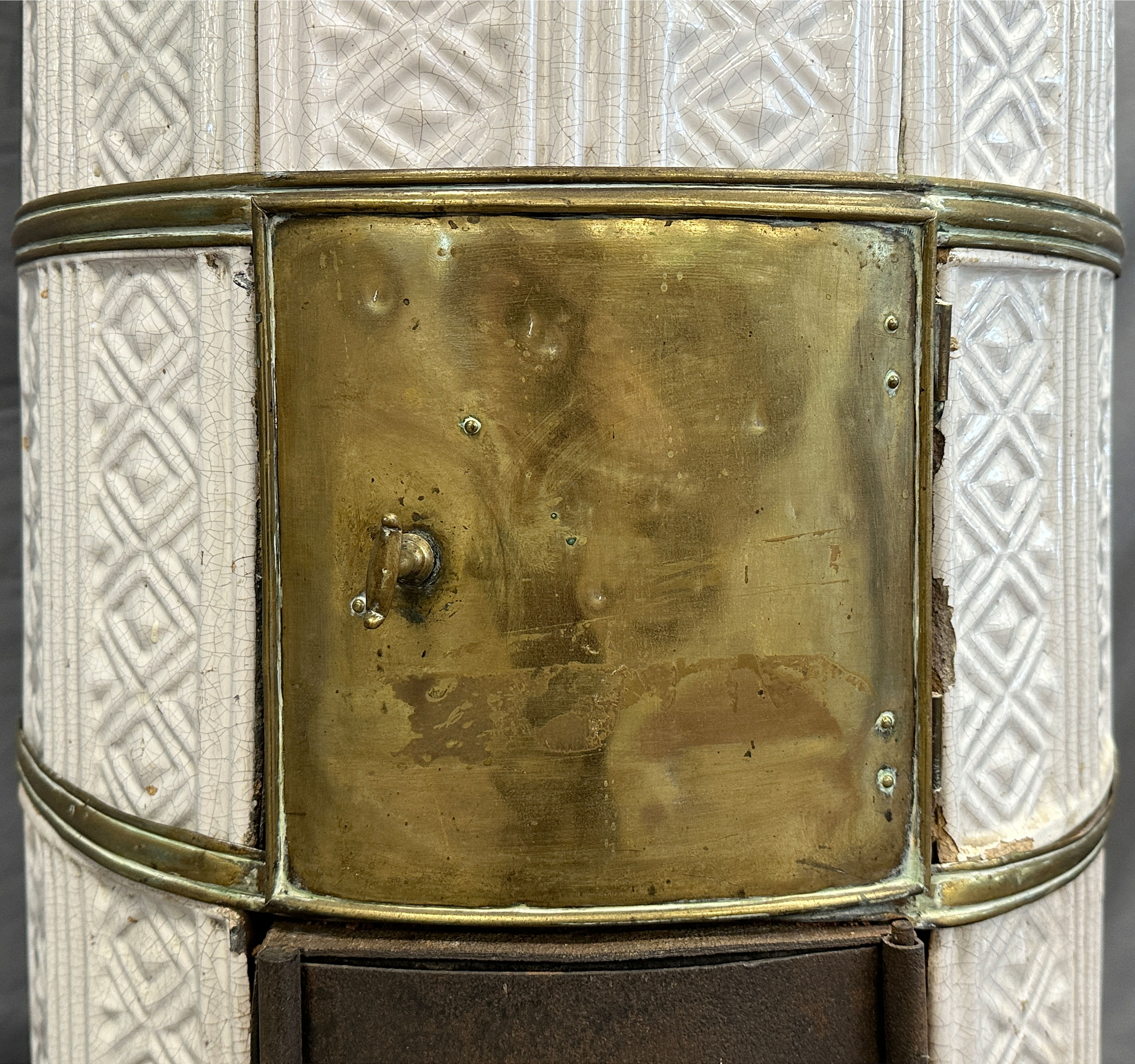 White Biedermeier round stove with tiles in relief structure. - Image 8 of 19