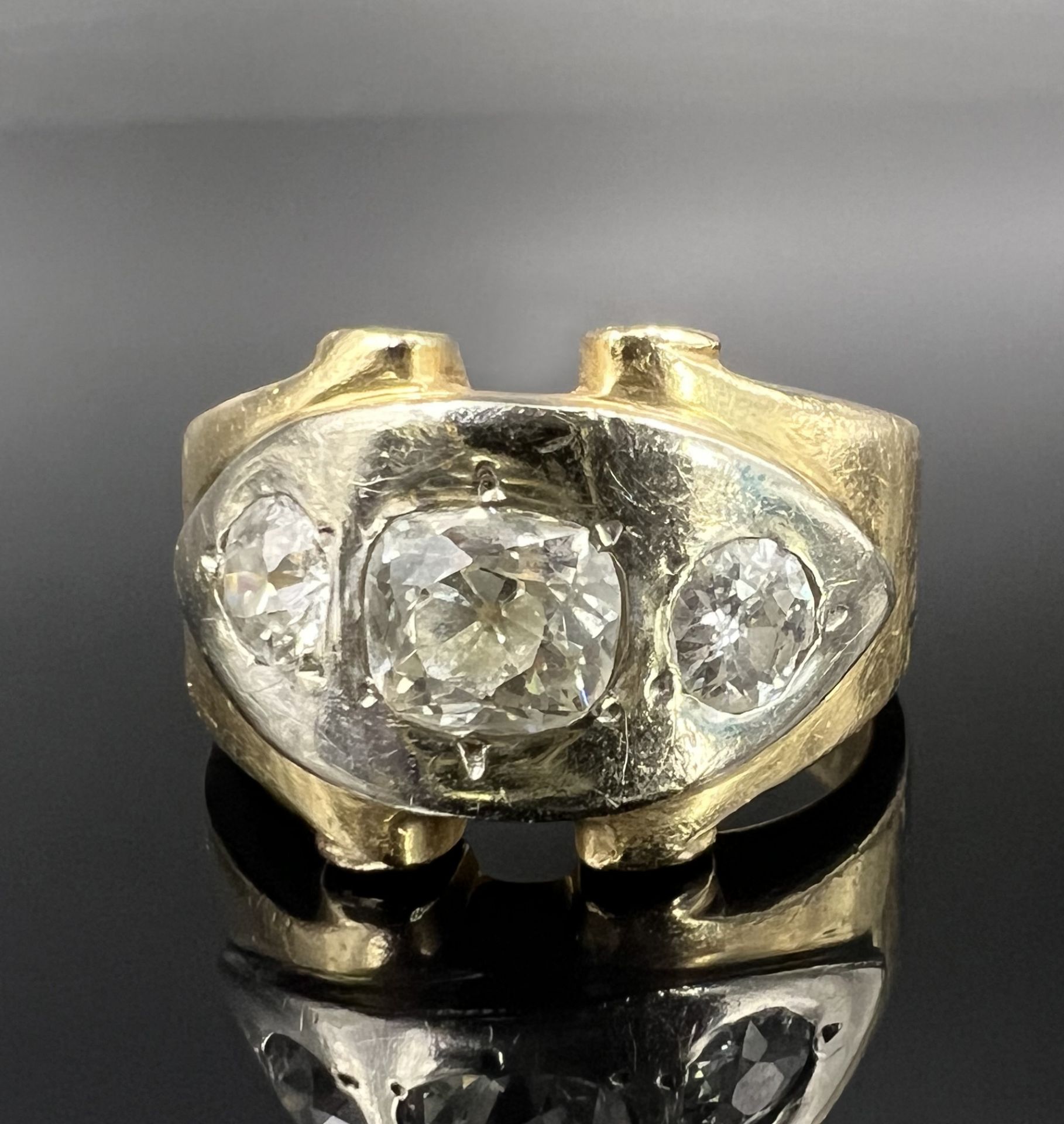 Damenring. 585 Gelbgold und Weißgold mit 3 Diamanten.