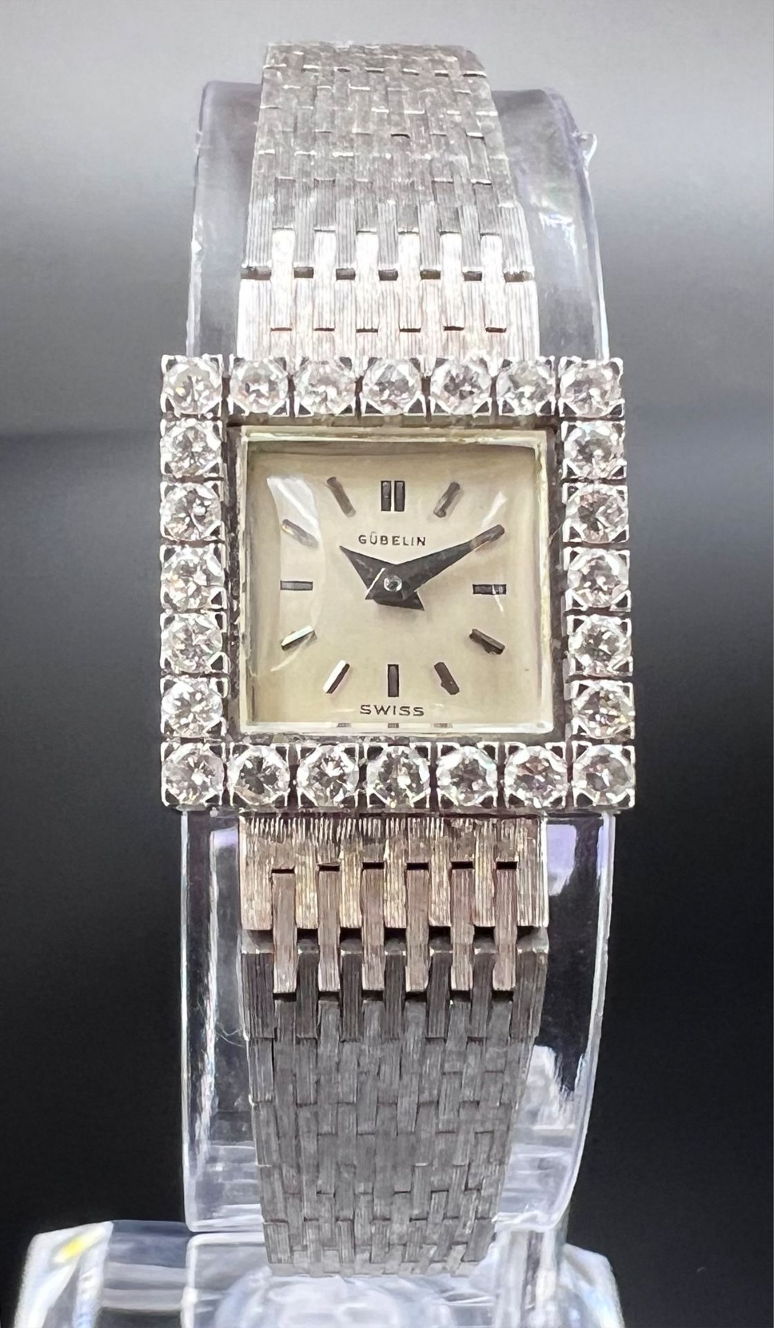 GÜBELIN. Damenarmbanduhr. 750 Weißgold mit Diamantbesatz. 1960er Jahre.