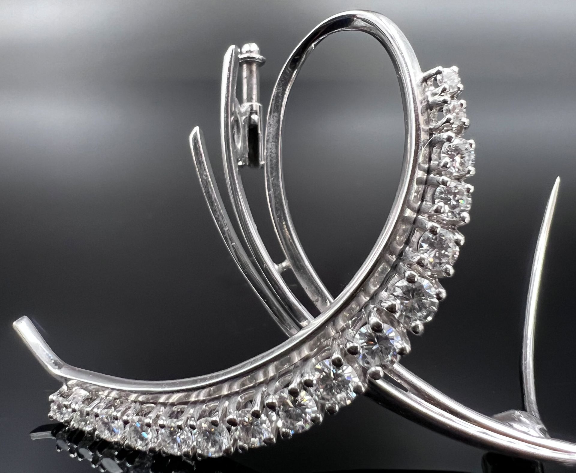 Bow-shaped brooch. 750 white gold set with diamonds. - Image 3 of 5