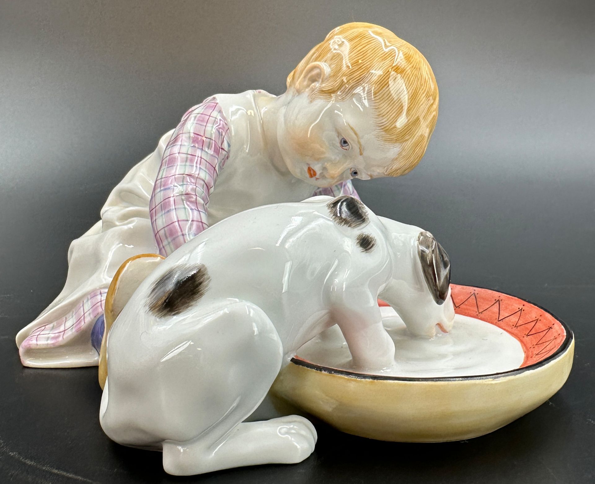 Hentschelkind. MEISSEN. "Kind mit trinkendem Hund". 1. Wahl. 1980er Jahre. - Bild 7 aus 13