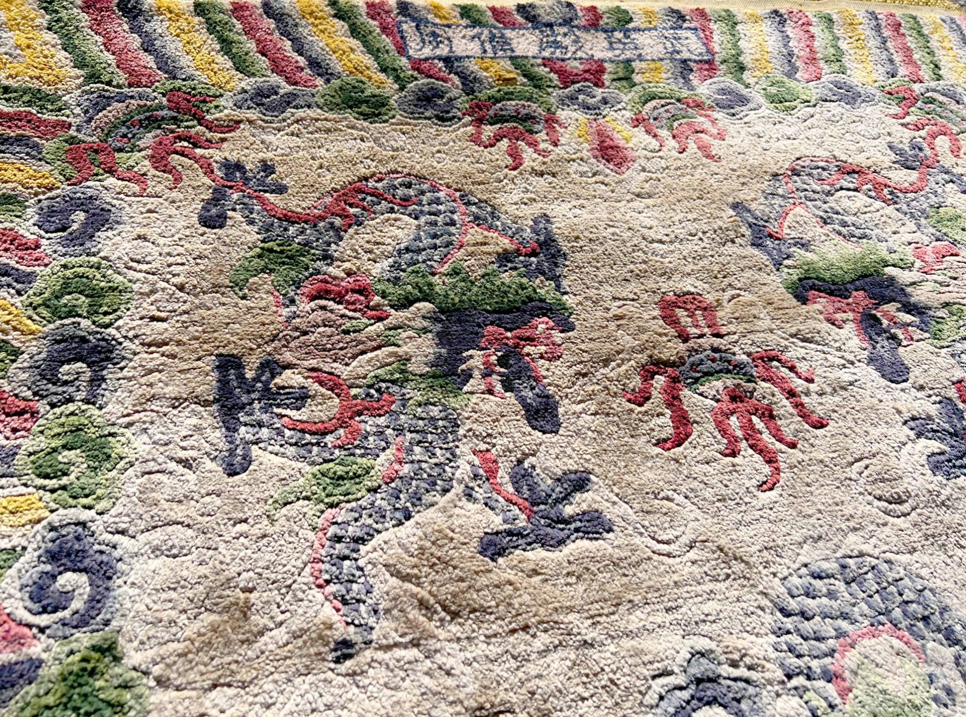 China carpet. Silk. Signed. Circa 1950/60. - Image 8 of 10