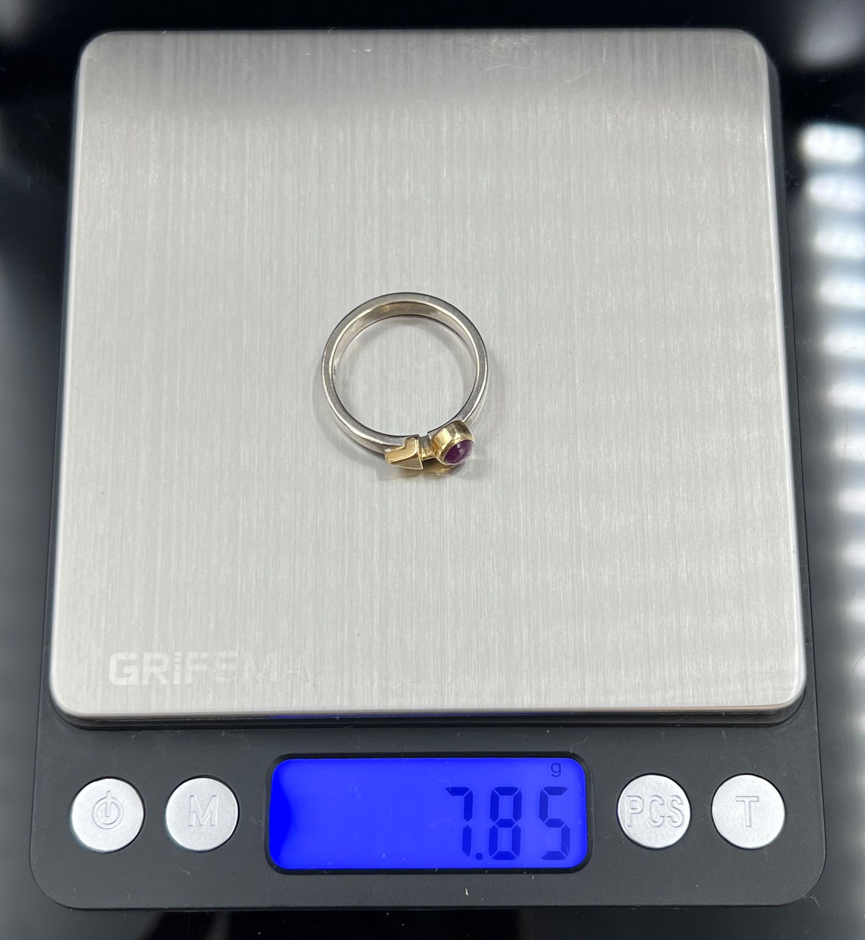 Ladies' ring. 750 white gold and yellow gold and a purple coloured stone. - Image 4 of 4