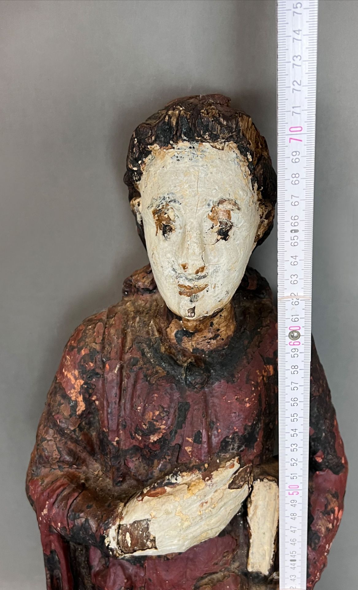 Romanische Heiligenfigur. Geistlicher. Wohl 13. Jahrhundert. - Bild 11 aus 12