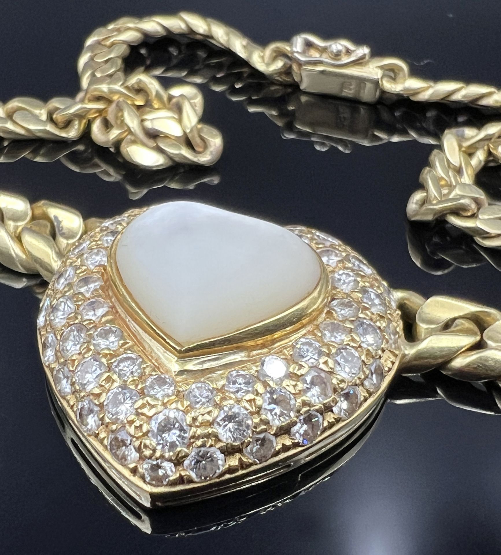 Necklace. 750 yellow gold with very small diamonds and probably satin-finished mother-of-pearl. - Image 3 of 10