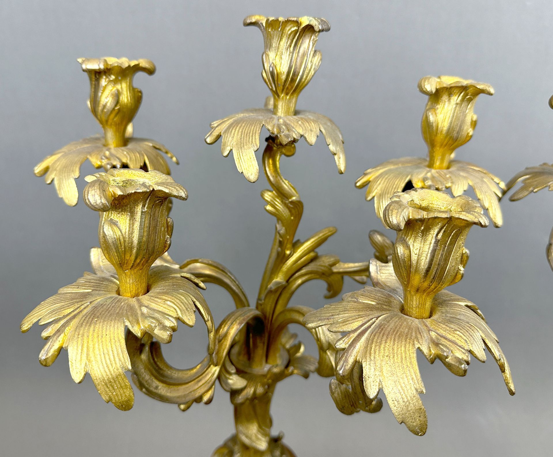 Ein Paar Girandolen, 5- flammig. Bronze vergoldet. 19. Jahrhundert. - Bild 8 aus 14