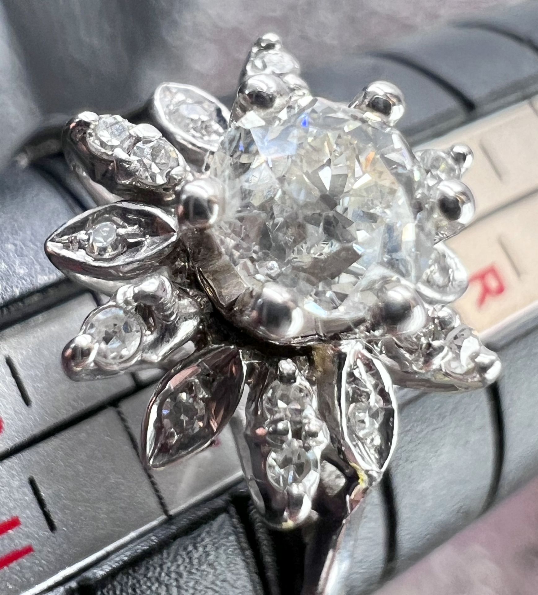 Ladies' ring in flower shape. 585 white gold with 13 diamonds. - Image 4 of 9