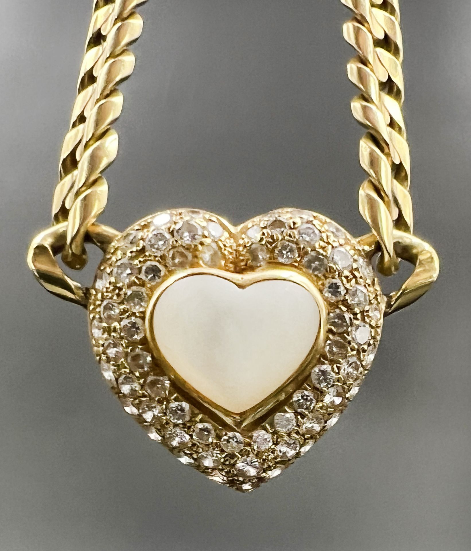 Collier. 750 Gelbgold mit sehr kleinen Diamanten und wohl satiniertem Perlmutt. - Bild 2 aus 10