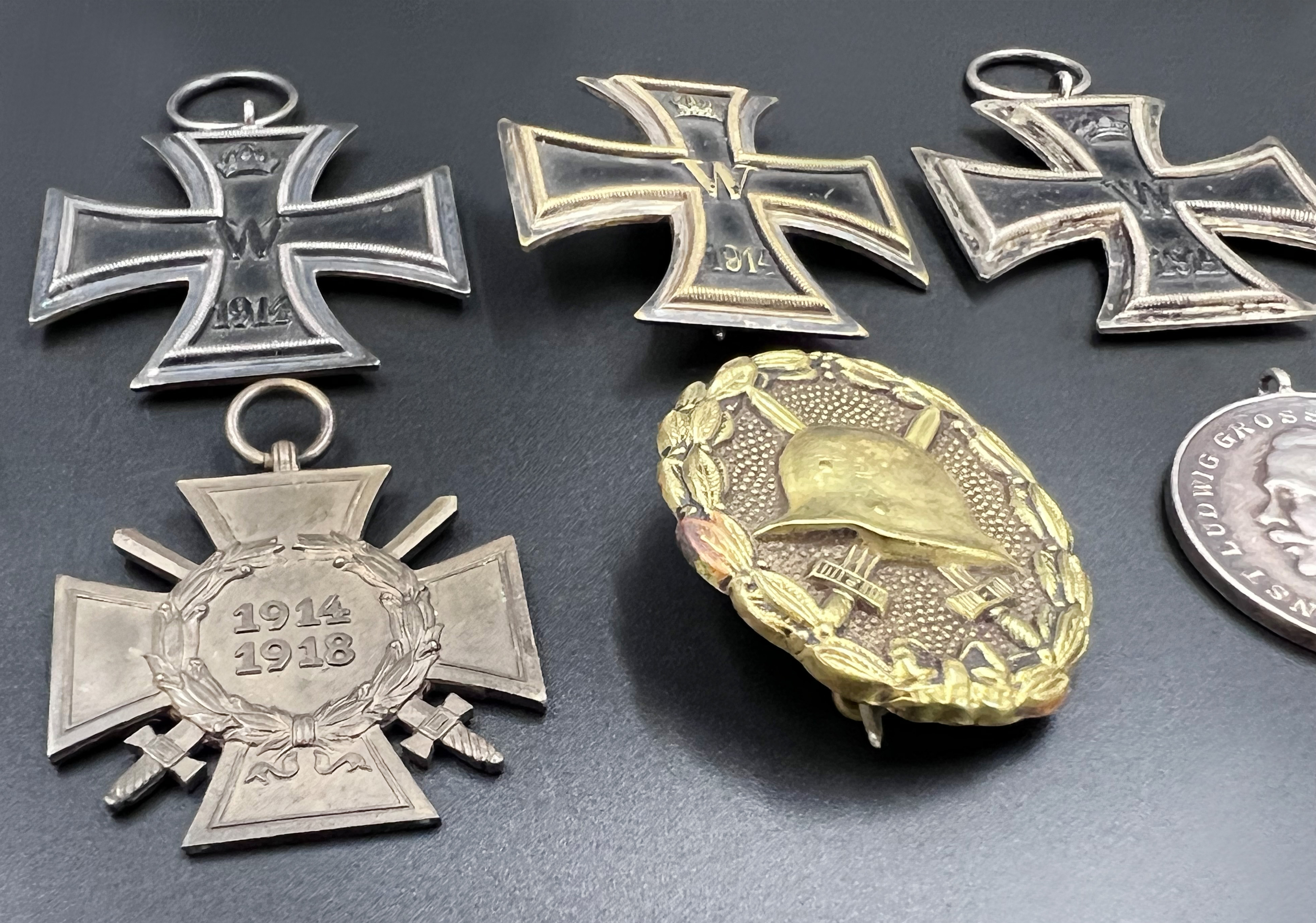 Collection of medals and badges. World War 1. - Image 2 of 9