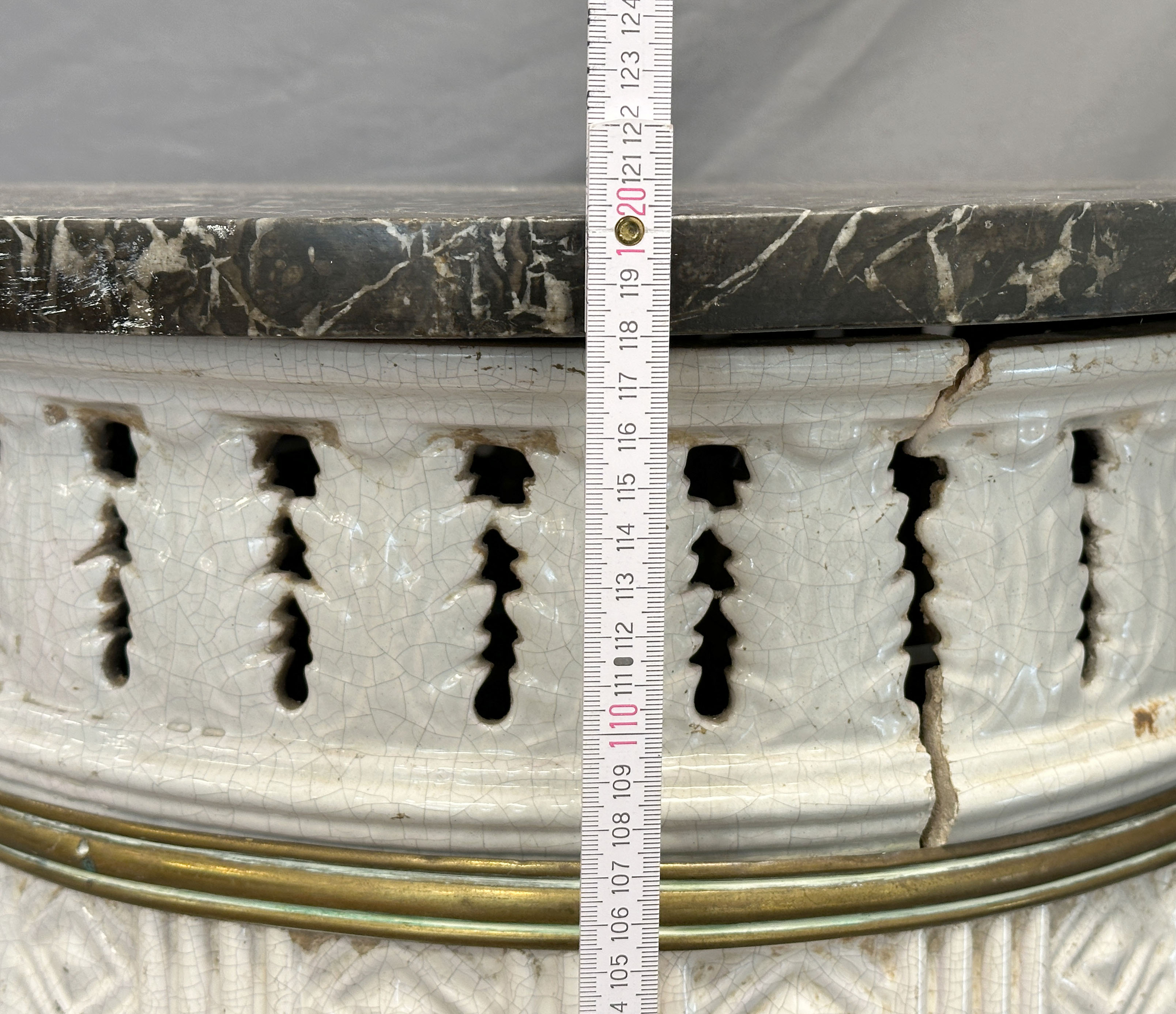 White Biedermeier round stove with tiles in relief structure. - Image 16 of 19