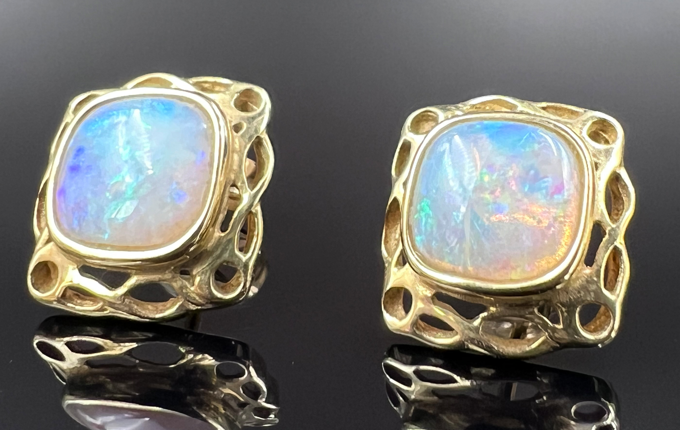 Jewellery set with opals and opal doublets. Yellow gold of various alloys. - Image 2 of 14