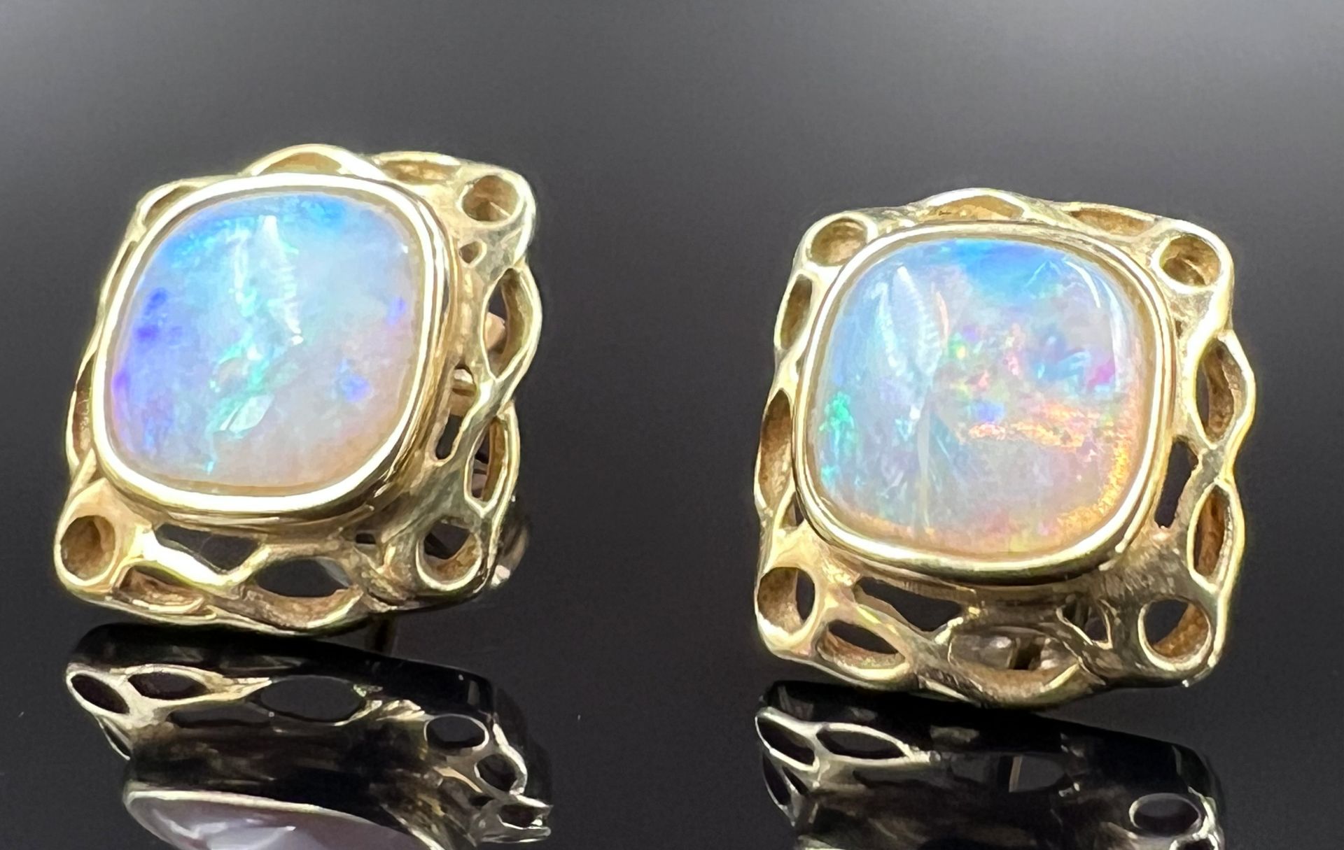 Jewellery set with opals and opal doublets. Yellow gold of various alloys. - Image 2 of 14