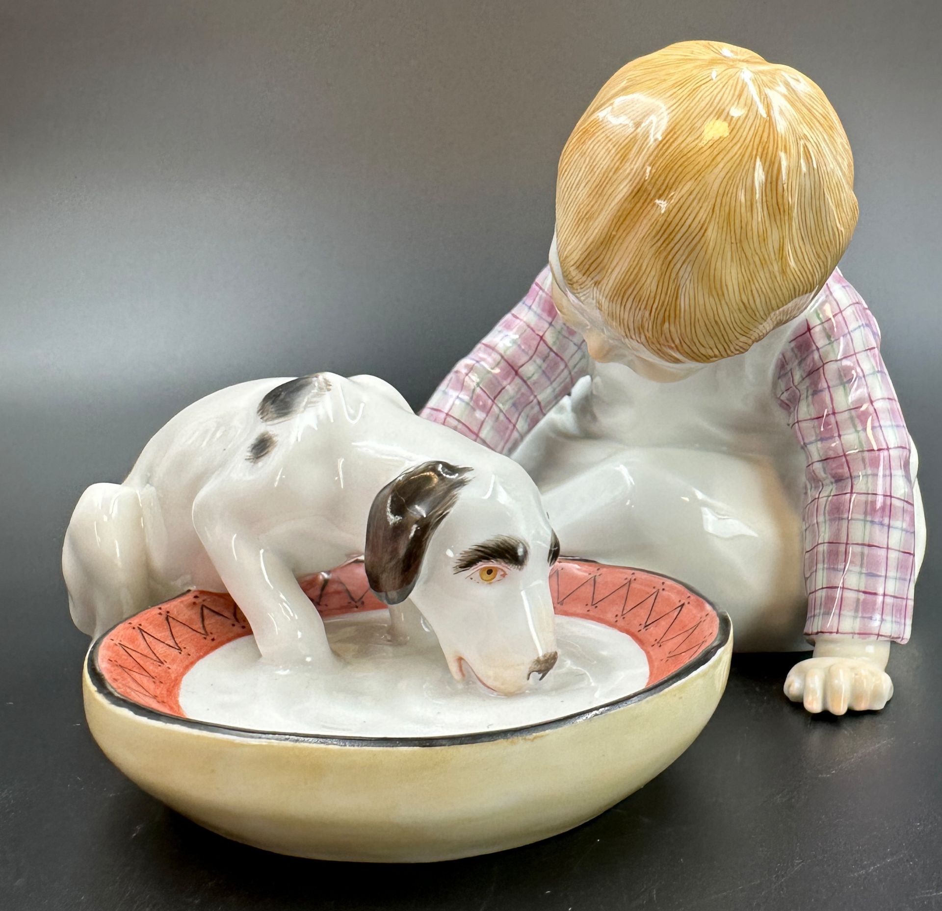 Hentschelkind. MEISSEN. "Kind mit trinkendem Hund". 1. Wahl. 1980er Jahre. - Bild 2 aus 13