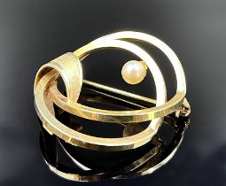 Brooch with a pearl. 585 yellow gold.