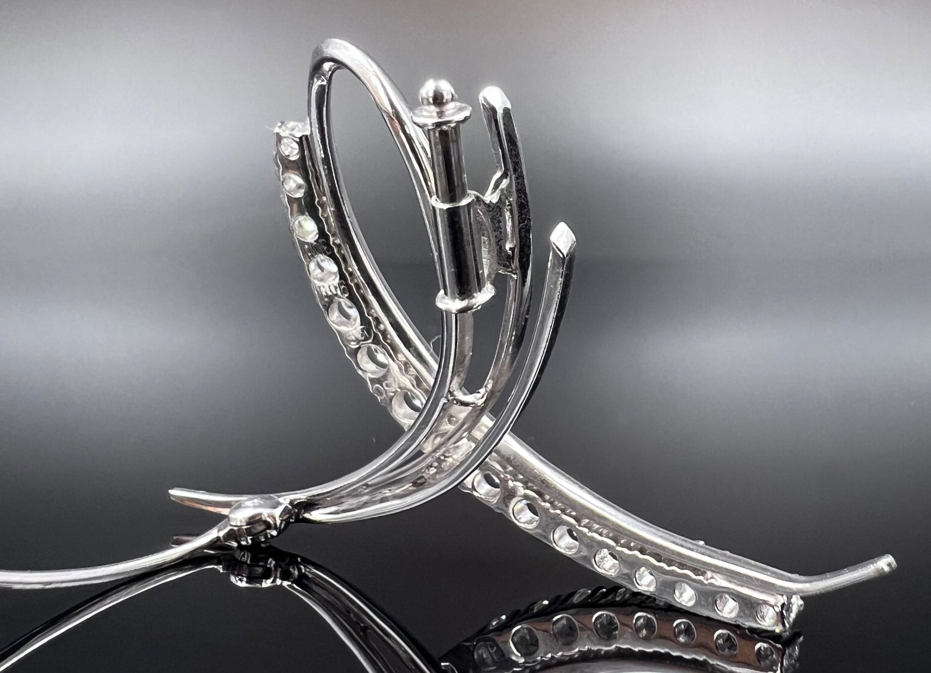 Bow-shaped brooch. 750 white gold set with diamonds. - Image 4 of 5