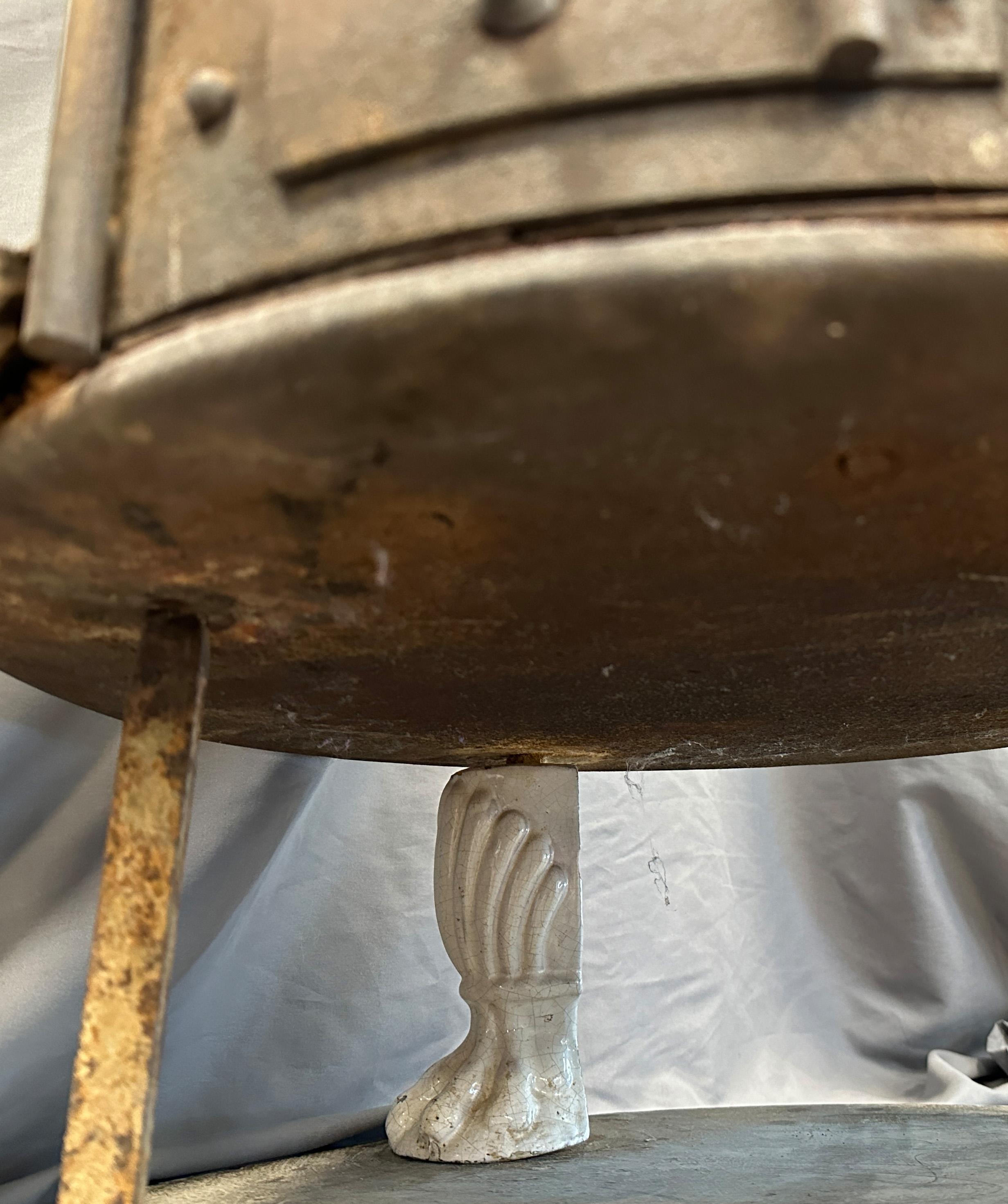 White Biedermeier round stove with tiles in relief structure. - Image 18 of 19