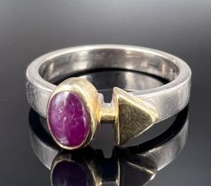 Ladies' ring. 750 white gold and yellow gold and a purple coloured stone.