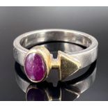 Ladies' ring. 750 white gold and yellow gold and a purple coloured stone.