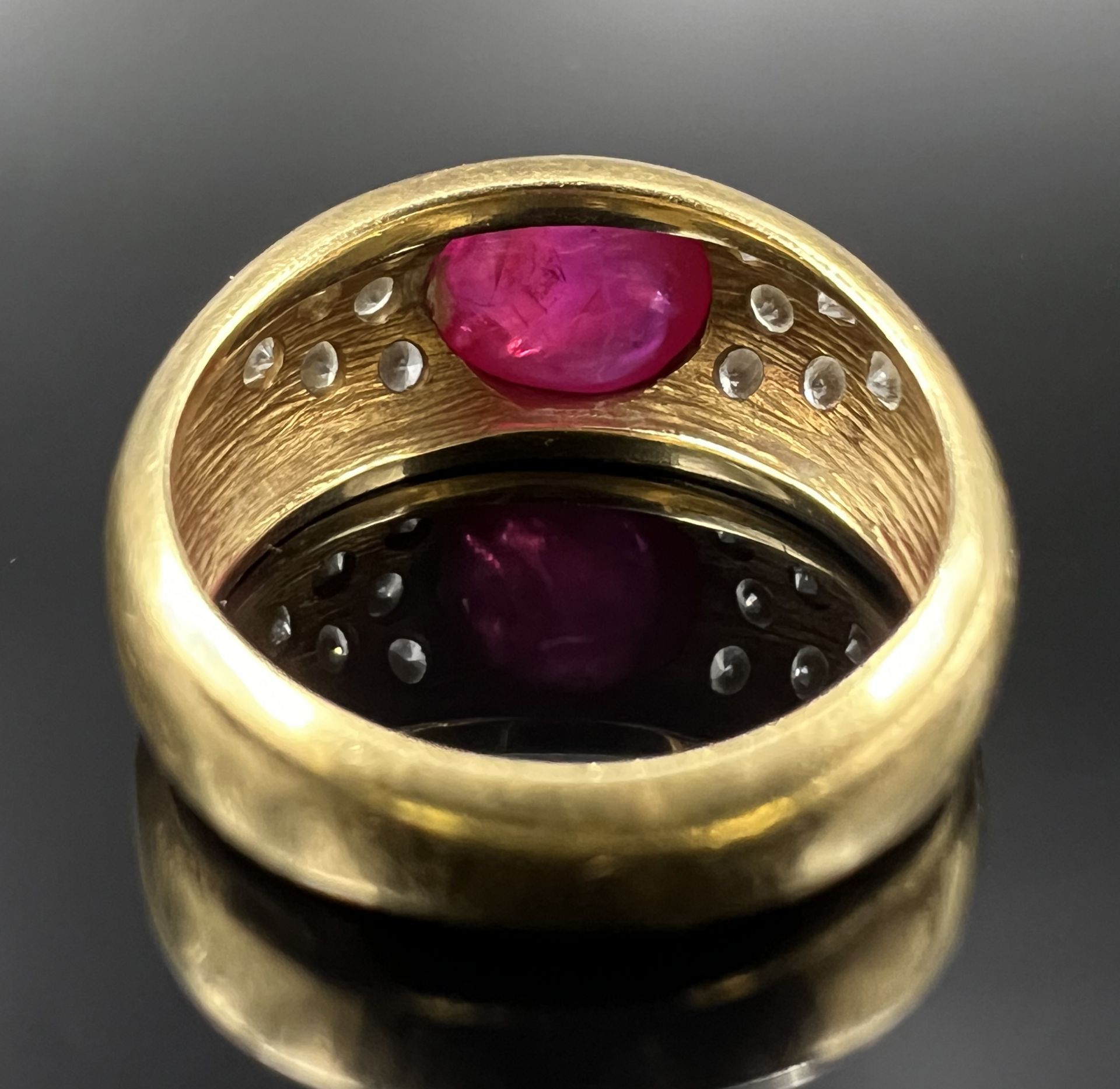 Damenring. 750 Gelbgold mit Diamanten und einem roten Farbstein-Cabochon. - Bild 4 aus 11