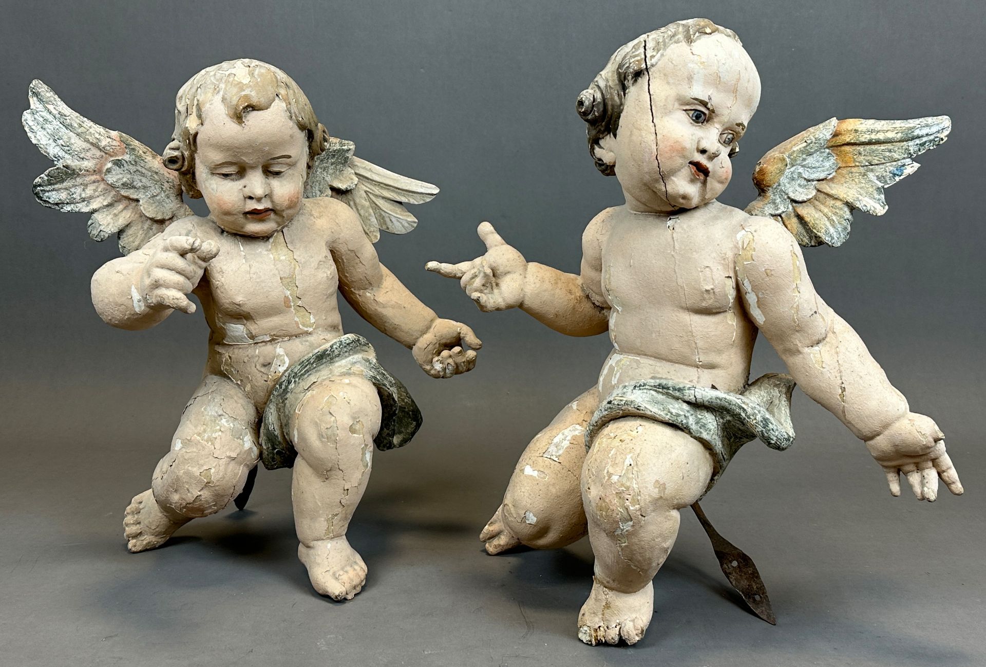 Two baroque putti. Wood.