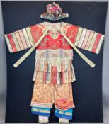 Chinesisches Seidengewand. Um 1900. Wohl Hochzeitskleidung einer Frau.