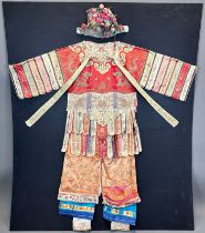 Chinesisches Seidengewand. Um 1900. Wohl Hochzeitskleidung einer Frau.