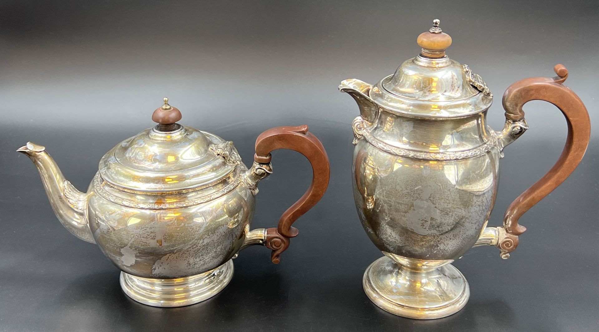 Antique tea and coffee pot. 925 sterling silver. Goldsmiths & Silversmiths Co. London. Circa 1900. - Image 2 of 19