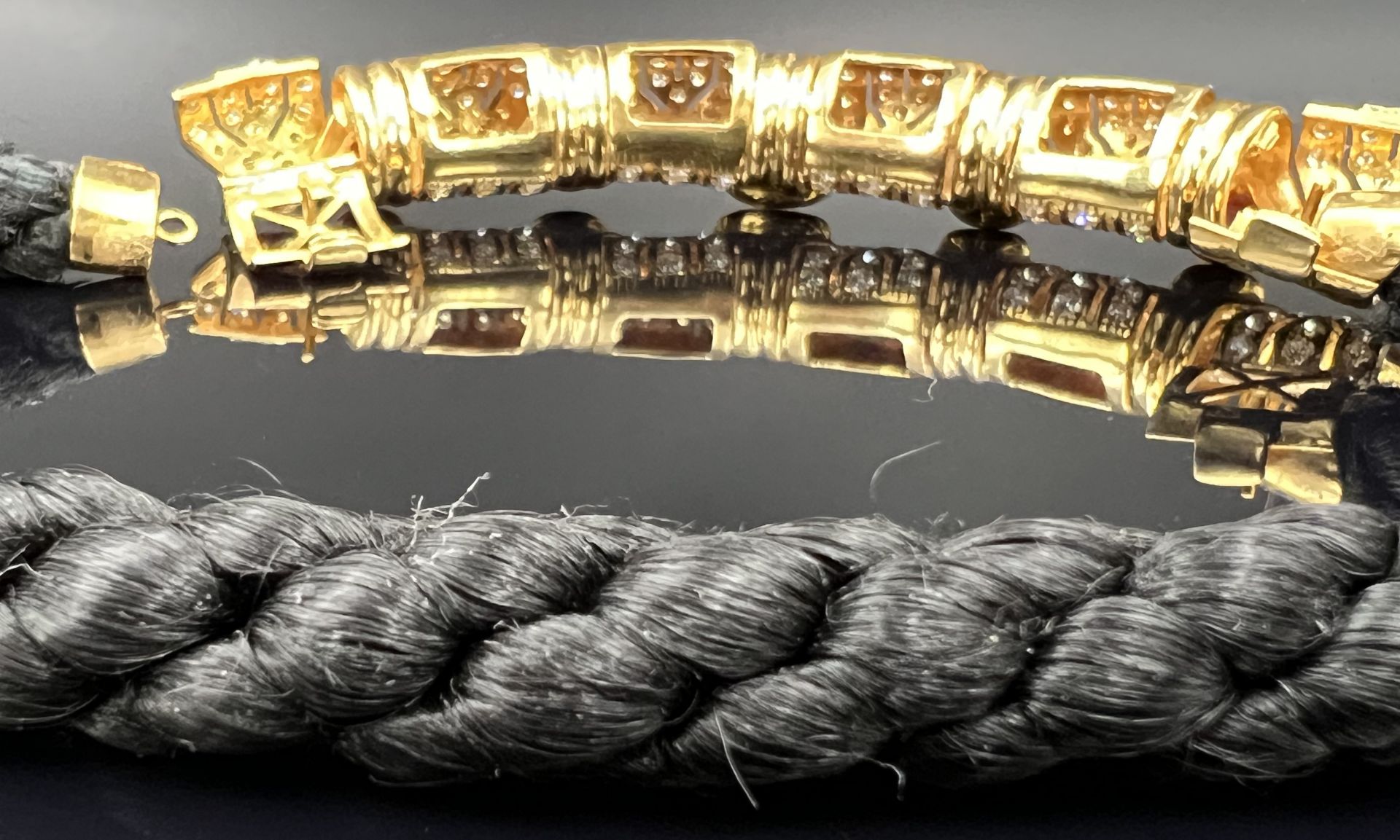 Collier. 750 Gelbgold mit üppigem Diamantbesatz, roten Farbsteinen und einem Flechtband. - Bild 11 aus 13