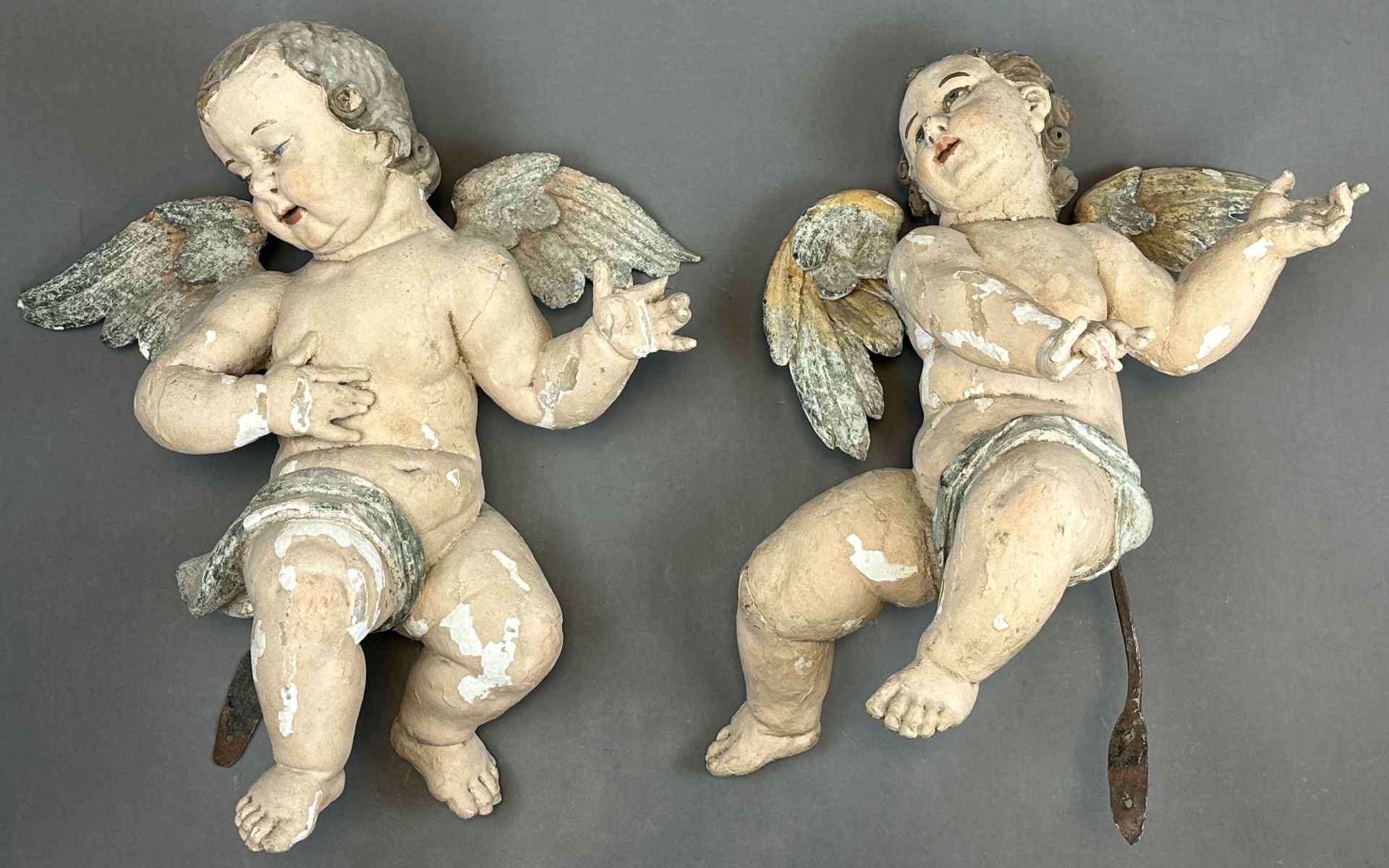 Two baroque putti. Wood.