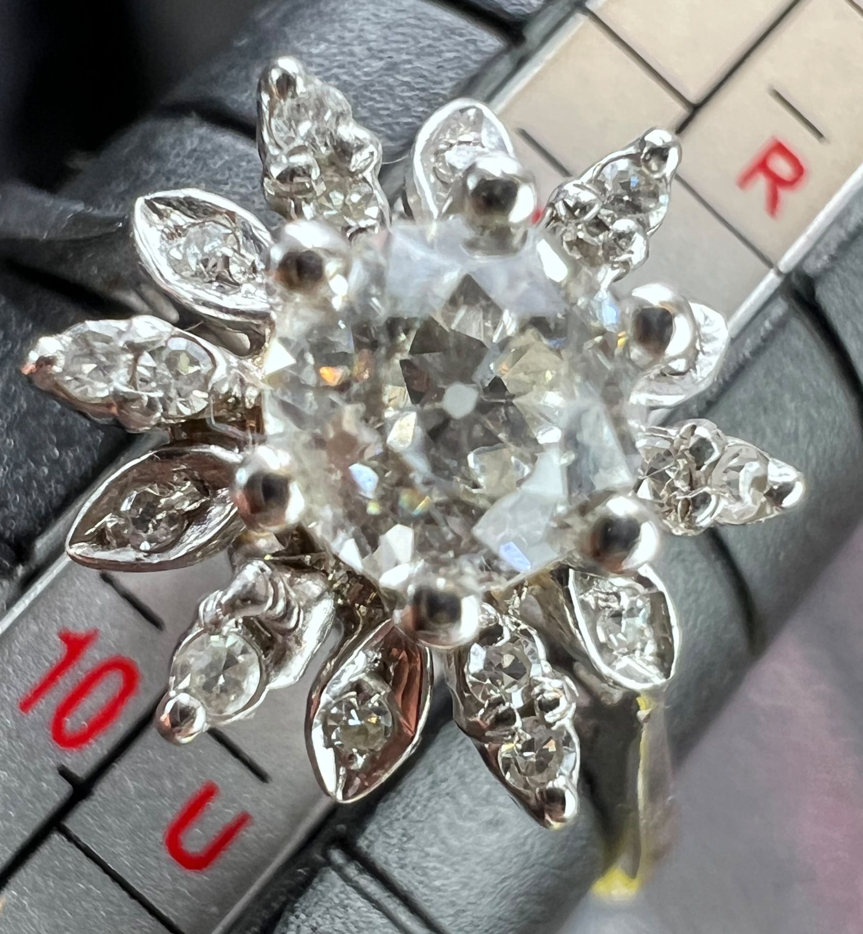Damenring in Blumenform. 585 Weißgold mit 13 Diamanten. - Bild 7 aus 9
