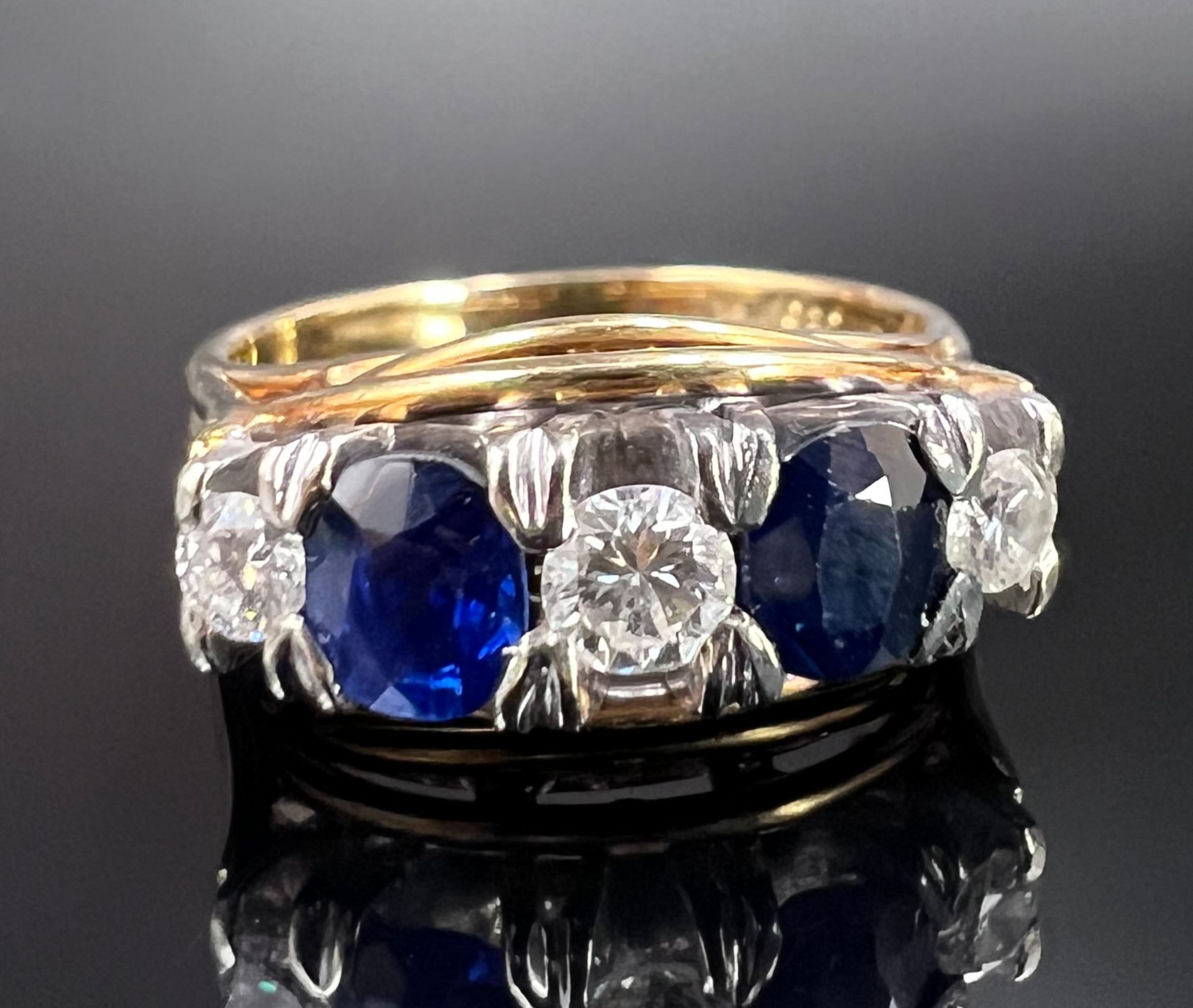 Ladies' ring. 585 yellow gold and white gold with 3 diamonds and 2 sapphires.