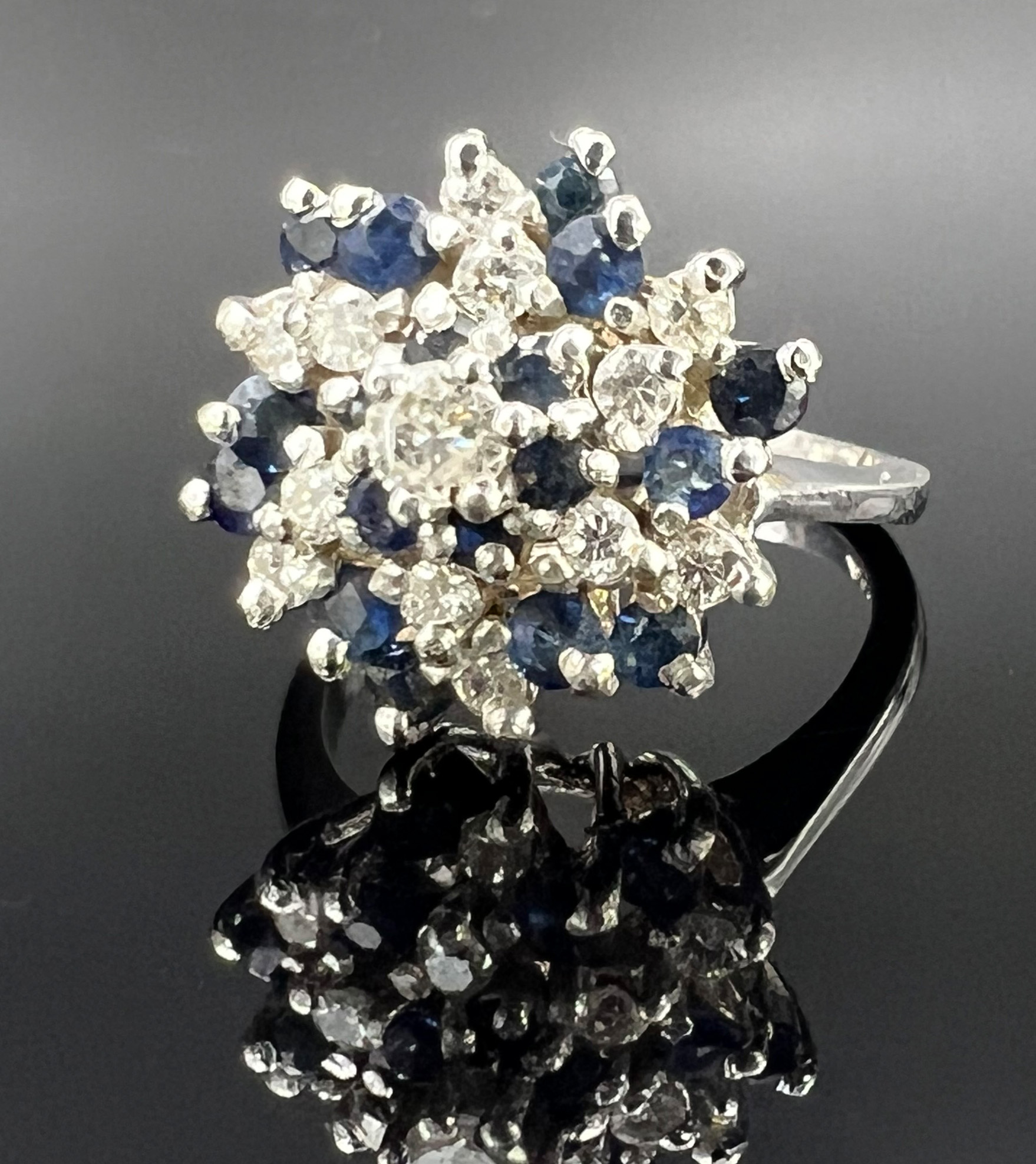 Ladies' ring. 585 white gold with diamonds and sapphires.