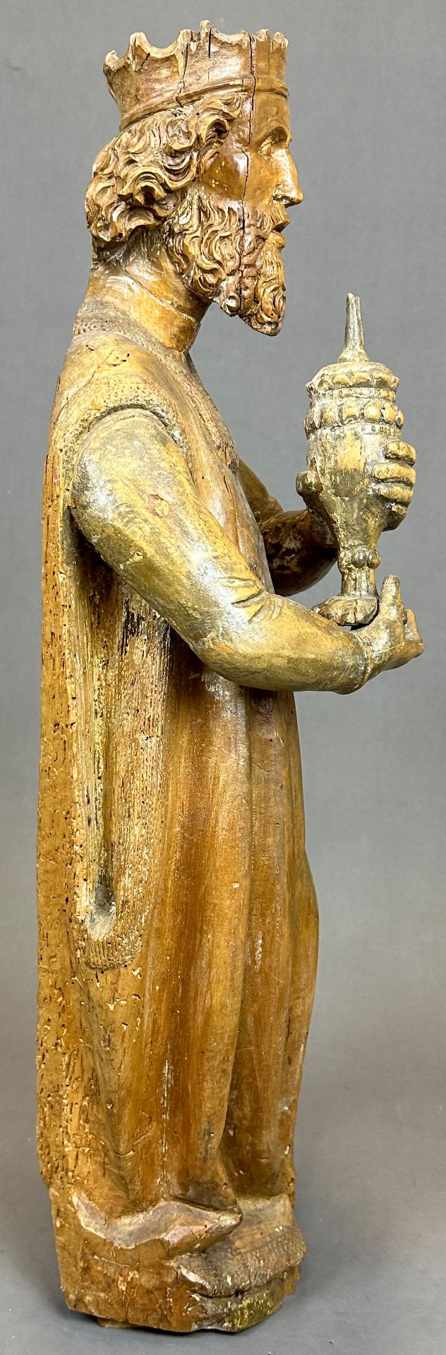 Wooden figure. St King from the Adoration. Around 1500. South Germany. - Image 4 of 11