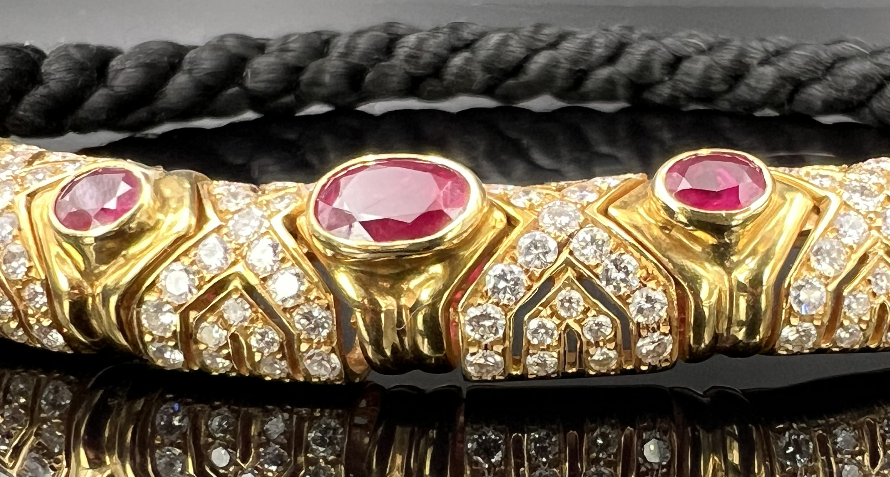 Necklace. 750 yellow gold with lavish diamond setting, red coloured stones and a braided band. - Image 3 of 13