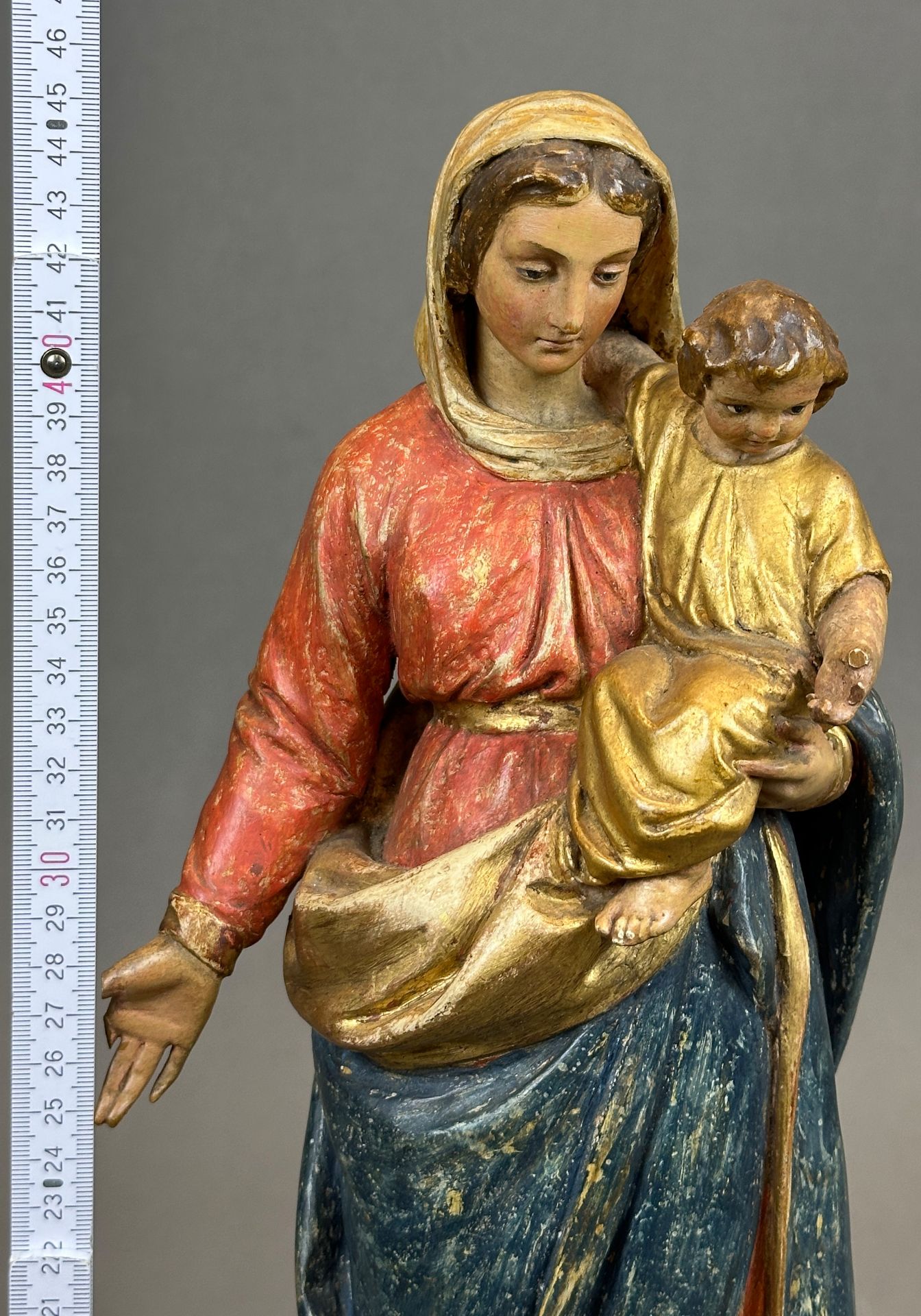 Holzfigur. Jungfrau Maria mit Christuskind. Mitte 18. Jahrhundert. Bayern. - Bild 9 aus 10