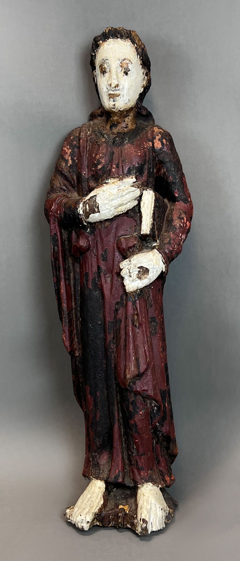 Romanische Heiligenfigur. Geistlicher. Wohl 13. Jahrhundert.