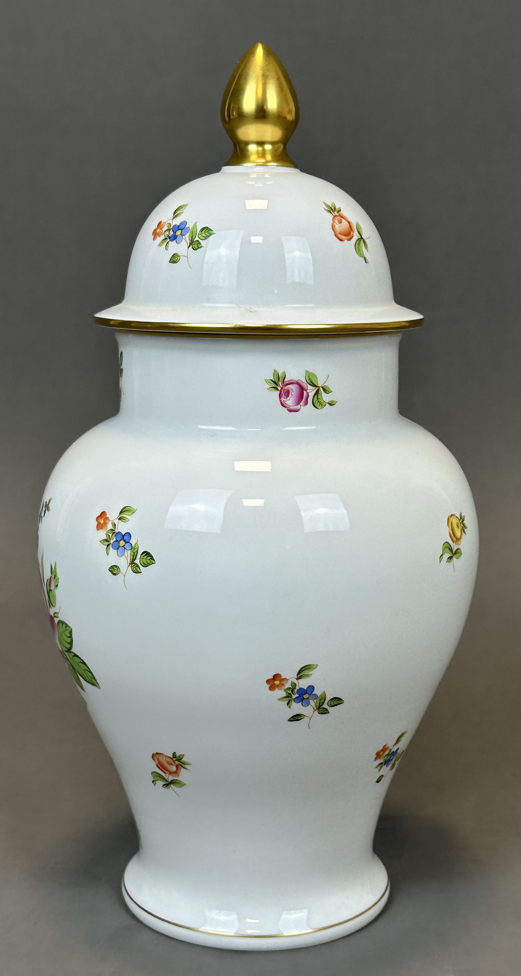 Lidded vase. HEREND. - Image 2 of 9