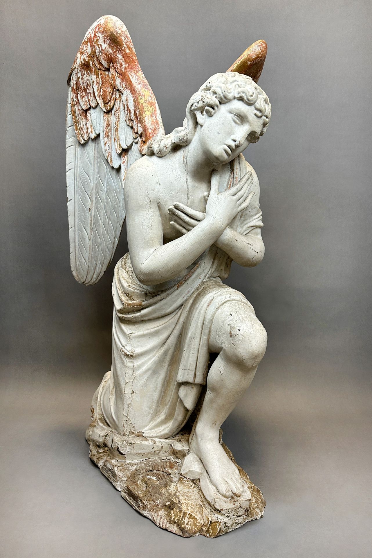 Große Holzskulptur. Kniender Engel. Ende 17. Jahrhundert. Italien.